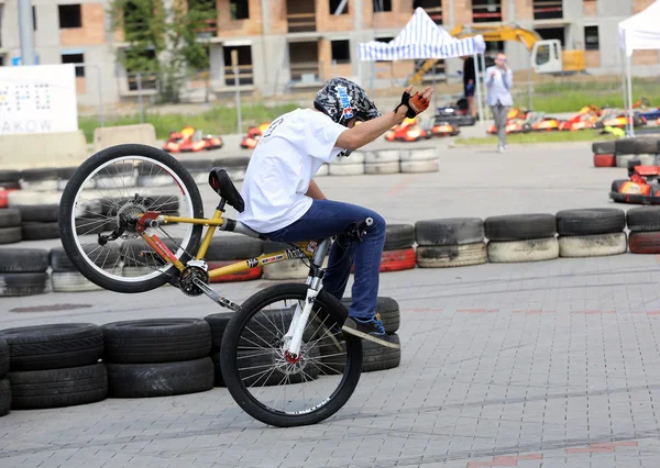 정체 불명된 젊은 남자 크 라 코 프에서 모토 쇼의 제 3 판에서 그의 Bmx 자전거 타기. — 스톡 사진