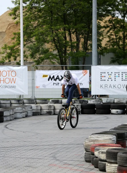 Jovem não identificado monta sua bicicleta BMX na terceira edição da MOTO SHOW em Cracóvia . — Fotografia de Stock