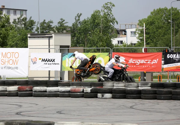 Een stunt renner op een sport fiets op de 3e editie van Moto Show in Krakau. Polen. — Stockfoto
