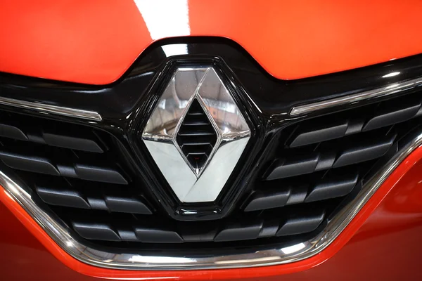 Primer plano del logotipo metálico de Renault en el coche Renault — Foto de Stock