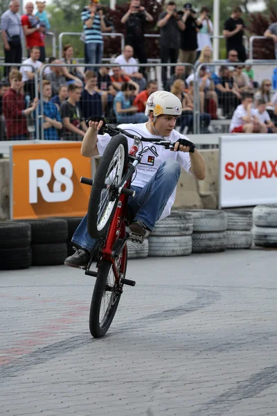 정체 불명된 젊은 남자 크 라 코 프에서 모토 쇼의 제 3 판에서 그의 Bmx 자전거 타기. — 스톡 사진