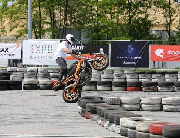 Azonosítatlan fiatal férfi lovagol a Bmx kerékpár, motor show Krakkóban 3rd kiadás. — Stock Fotó