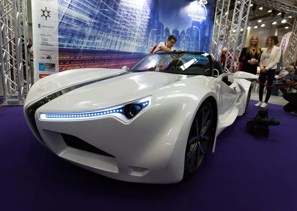 El estreno mundial Hydrocar Premiera - el primer automóvil a hidrógeno polaco — Foto de Stock