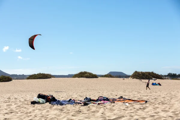Kite surfer en las playas de Fuerteventura, España — Foto de Stock