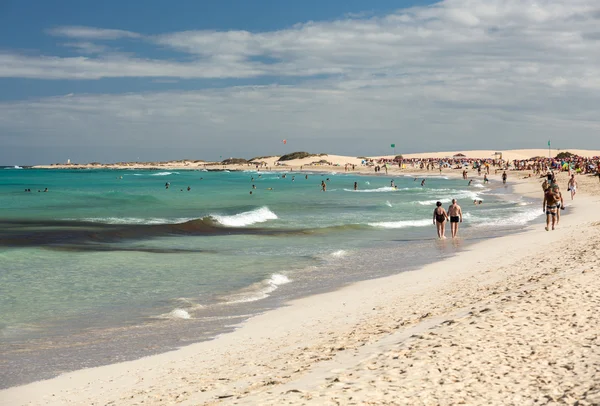 Turister vila på stranden i Corralejo på Fuerteventura, Kanarieöarna — Stockfoto