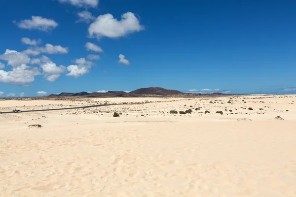 Dunas de areia do Corralejo e vulcões extintos ao fundo. Fuerteventura, Ilhas Canárias, Espanha — Fotografia de Stock