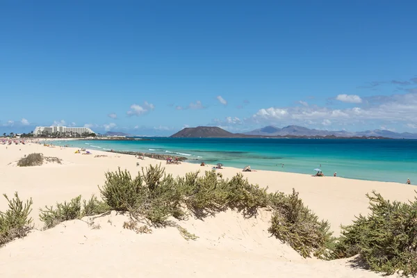 Les touristes se reposent sur la plage de Corralejo sur Fuerteventura, Îles Canaries — Photo