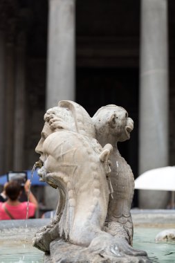 Pantheon (Fontana del Pantheon) Via Nazionale adlı Çeşmesi, kapat... Roma, İtalya