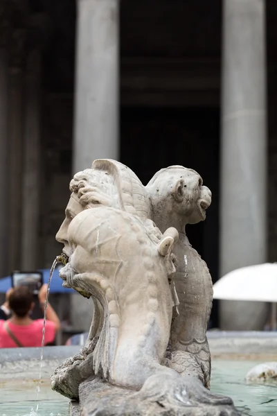 Close up da Fonte do Panteão (Fontana del Pantheon) na Piazza della Rotonda.. Roma, Itália — Fotografia de Stock