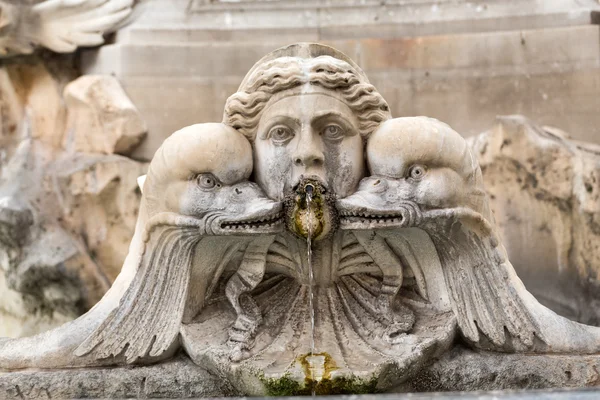 Fragmento de fonte decorativa com esculturas de mulher e golfinhos. Itália, Roma. Piazza della Rotonda. Fontana del Panteão — Fotografia de Stock