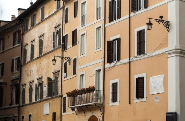 Oude Romeinse huizen op Piazza Rotonda in Rome, Italië — Stockfoto