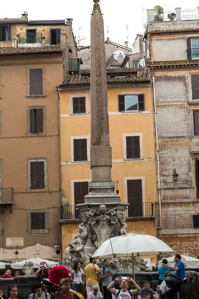 Bir altı metrelik dikili taş ve Pantheon (Fontana del Pantheon) Via Nazionale adlı Çeşmesi... Roma, İtalya