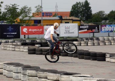 Kimliği belirsiz genç adam Moto Show Krakow 3rd edition, Bmx bisiklet sürmek.