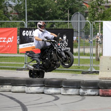 Bir dublör binici Cracow Moto Show 3rd edition, bir spor bisiklet. Polonya. 
