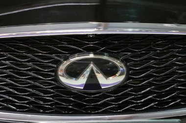 Infiniti metalik logo closeup Moto Show Cracow Polonya 3rd edition, görüntülenen Infiniti araba. Katılımcı otomotiv sektörünün en ilginç yönleri mevcut