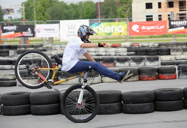 Neznámý mladý muž jezdí na Bmx kole na 3rd edice Moto show v Krakově. — Stock fotografie