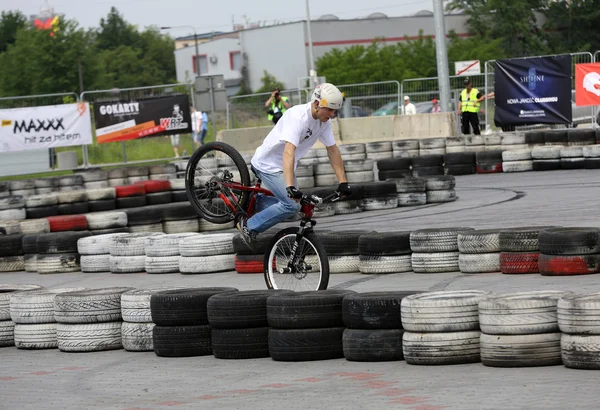 Neznámý mladý muž jezdí na Bmx kole na 3rd edice Moto show v Krakově. — Stock fotografie