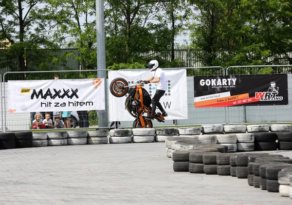 Senzace jezdce na kole sportu na 3rd edice Moto show v Krakově. Polsko. — Stock fotografie