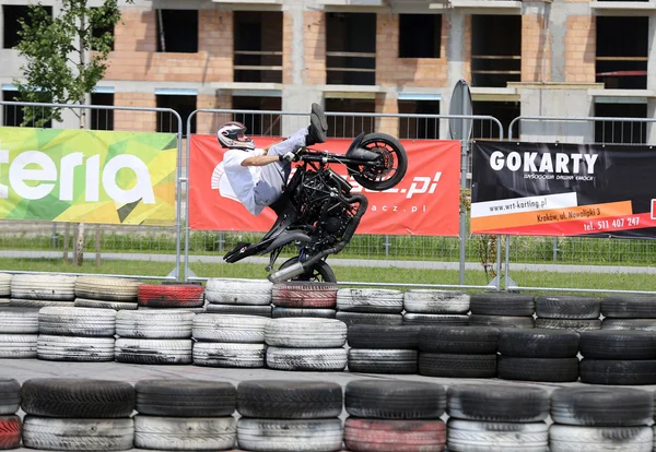 A kaszkadőr lovas sport-bike, 3rd edition Moto show Krakkóban. Lengyelország. — Stock Fotó