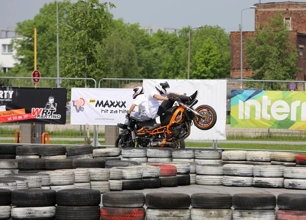 A kaszkadőr lovas sport-bike, 3rd edition Moto show Krakkóban. Lengyelország. — Stock Fotó