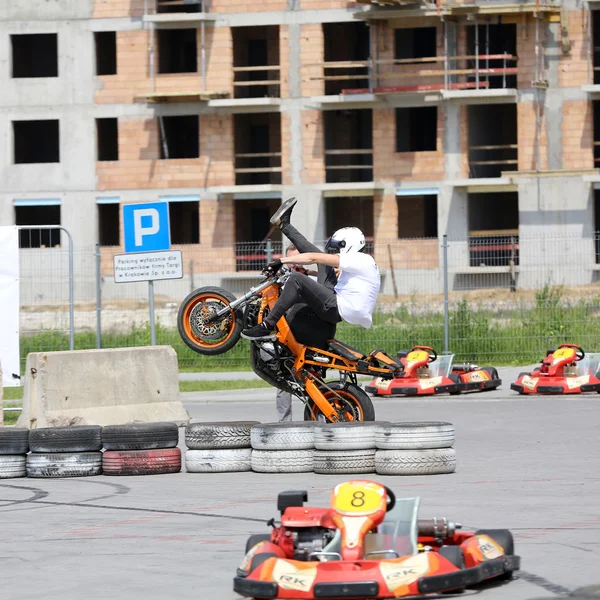 Senzace jezdce na kole sportu na 3rd edice Moto show v Krakově. Polsko. — Stock fotografie