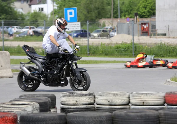 Senzace jezdce na kole sportu na 3rd edice Moto show v Krakově. Polsko. — Stock fotografie