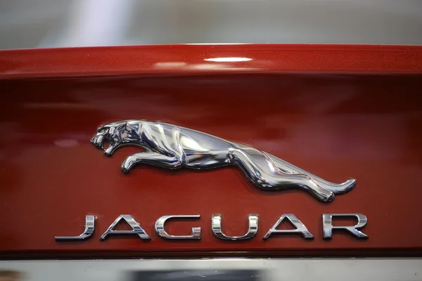 Logotipo metálico de Jaguar primer plano en el coche Jaguar exhibido en la 3ª edición de MOTO SHOW en Cracovia Polonia. Los expositores presentan los aspectos más interesantes de la industria automotriz — Foto de Stock