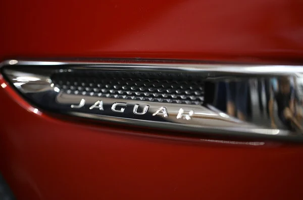 Logo métallique Jaguar en gros plan sur la voiture Jaguar exposée à la 3ème édition du MOTO SHOW à Cracovie en Pologne. Les exposants présentent les aspects les plus intéressants de l'industrie automobile — Photo