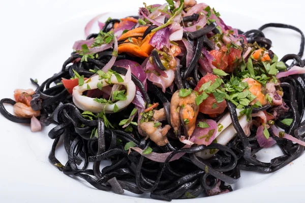 黒シーフードと野菜のスパゲッティ — ストック写真
