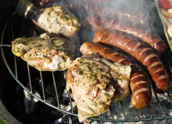 Grilování s lahodným grilovaným masem na grilu — Stock fotografie