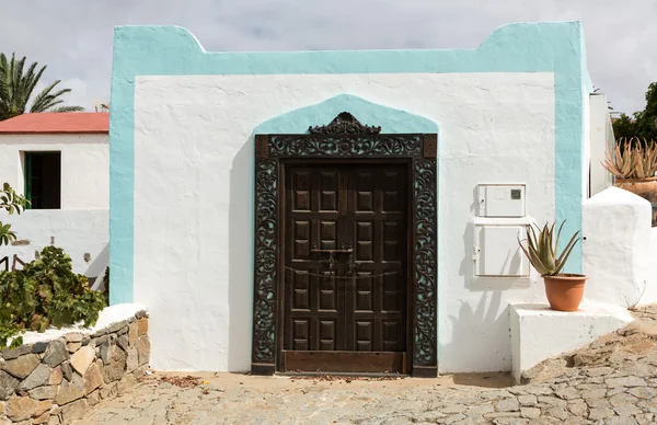 Porta marrom na aldeia Betancuria em Fuerteventura, Ilhas Canárias, Espanha — Fotografia de Stock