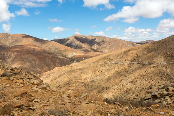 Güzel volkanik dağlar ve yolun bir dağ yamacında. La Pared yol Betancuria için. Fuerteventura. Kanarya Adası