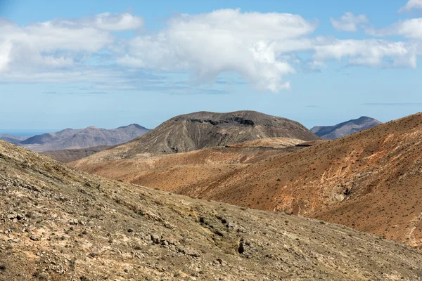 Fuerteventura üzerinde güzel volkanik dağlar. Kanarya Adaları. Fuerteventura. Kanarya Adaları