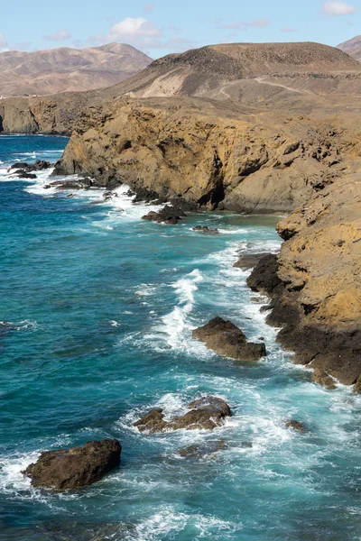 Felsenküste in der Nähe von la pared Dorf im südwestlichen Teil von Fuerteventura. Kanarische Inseln, Spanien — Stockfoto