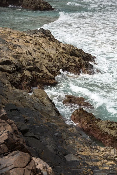 Puertito beach de los Molinos Fuerteventura üzerinde bir kayaya üzerine sıçramasına el salla. Kanarya Adaları, İspanya