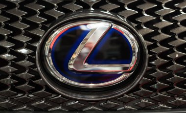 Lexus metac logosu, Cracow Polonya 'daki MOTO Show' un 3. Basımında sergilenen Lexus 'un arabasına yakın plan çekilmiş. Sergiciler otomotiv endüstrisinin en ilginç yönlerini sunuyorlar