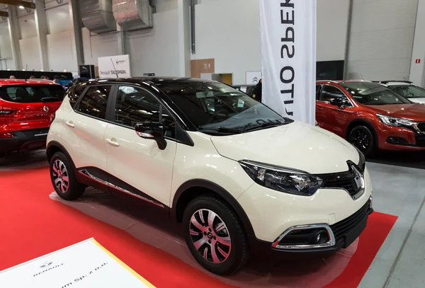 Renault Captur se exhibe en la 3ª edición de MOTO SHOW en Cracovia Polonia. Los expositores presentan los aspectos más interesantes de la industria automotriz — Foto de Stock