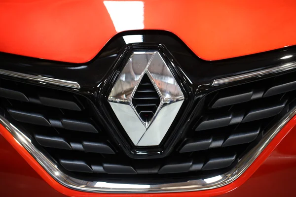 Primer plano del logotipo metálico de Renault en el coche Renault exhibido en la 3ª edición de MOTO SHOW en Cracovia Polonia. Los expositores presentan los aspectos más interesantes de la industria automotriz — Foto de Stock