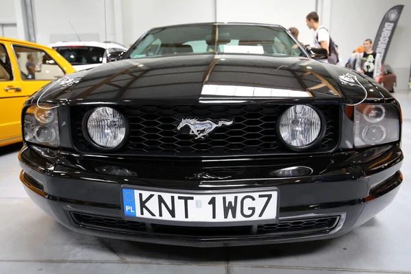 Ford Mustang GT se exhibe en la 3ª edición de MOTO SHOW en Cracovia Polonia. Los expositores presentan los aspectos más interesantes de la industria automotriz — Foto de Stock