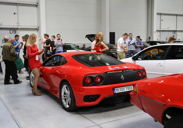 Ferrari coche exhibido en la 3ª edición de MOTO SHOW en Cracovia Polonia. Los expositores presentan los aspectos más interesantes de la industria automotriz — Foto de Stock