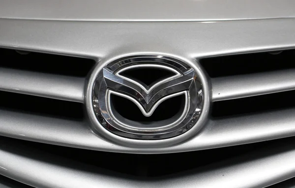 Mazda logo metálico de primer plano en Mazda coche — Foto de Stock