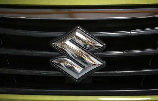 Suzuki logo metallico primo piano su auto Suzuki — Foto Stock