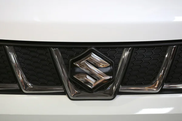 Primer plano del logotipo metálico de Suzuki en el coche de Suzuki — Foto de Stock