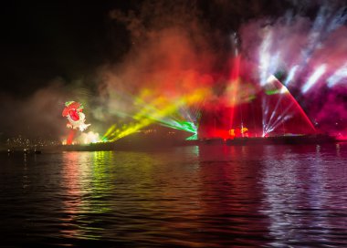   Yıllık büyük ejderhalar geçit Wawel adlı Vistula Nehri üzerinde yer alan havai fişek ile bağlı. Krakov, Polonya