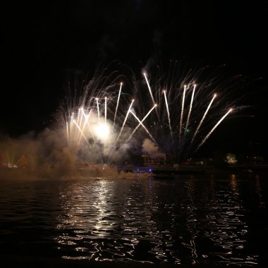   Yıllık büyük ejderhalar geçit Wawel adlı Vistula Nehri üzerinde yer alan havai fişek ile bağlı. Krakov, Polonya