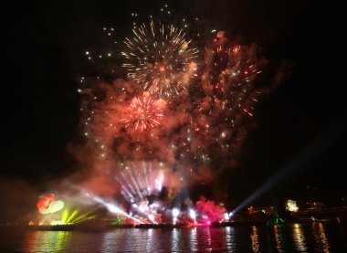   Yıllık büyük ejderhalar geçit Wawel adlı Vistula Nehri üzerinde yer alan havai fişek ile bağlı. Krakov, Polonya