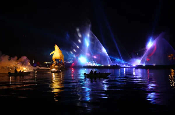 Yearly Great Dragons Parade connected with the fireworks display, taking place on the river Vistula at Wawel. Cracow , Poland — Stock Photo, Image