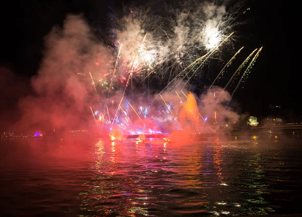 Desfile anual de grandes dragones conectado con la exhibición de fuegos artificiales, que tiene lugar en el río Vístula en Wawel. Cracovia, Polonia —  Fotos de Stock