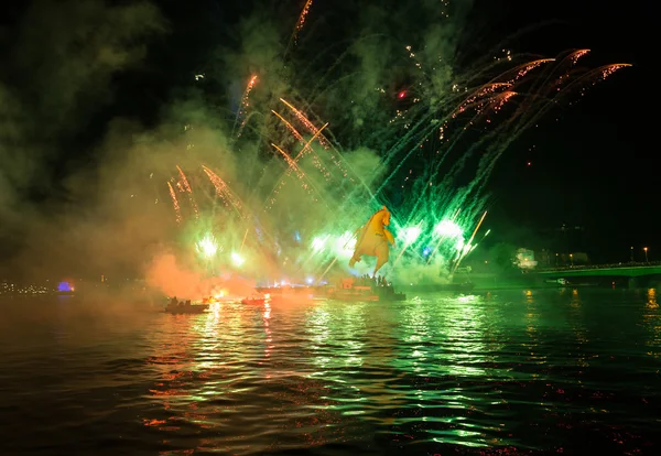 Éves nagy sárkányok Parade kapcsolódik a tűzijáték zajlik a Wawel Visztula-folyón. Krakkó, Lengyelország — Stock Fotó