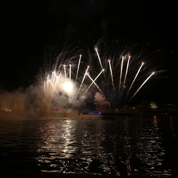 Éves nagy sárkányok Parade kapcsolódik a tűzijáték zajlik a Wawel Visztula-folyón. Krakkó, Lengyelország — Stock Fotó